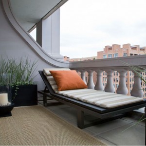 This relaxing balcony offers an oasis in the city, while offering peaks at the neighboring monuments.
