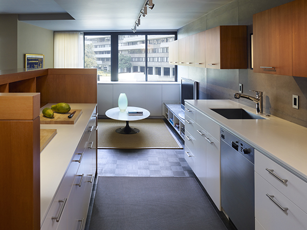 The tall island hides the mess contained in this open kitchen, completed by contrasting cabinetry